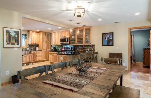Greater South River City House | SOCO, Big 5BR, SwimSpa-seats 10, Sauna, 7 Beds
