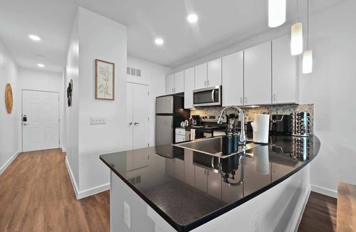 Downtown Austin Apartment | SoCo Gem | Pool, Gym, Rooftop, Parking, Walk to DT
