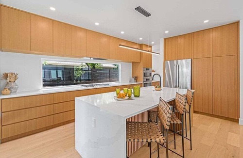 South Manchaca House | 🏡South Austin Stay with Deck + 2 Workspaces | Breweries | ATX Oasis☀️
