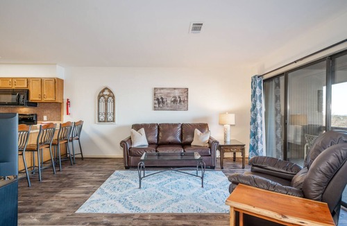 Lake Hamilton Condo | South Shore 1 Bdrm! Lake View! Mini-Golf! Hot Tub, Sauna!