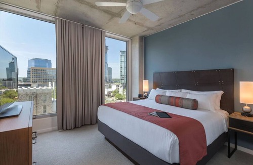Downtown Austin Hotel | Spacious 1 Bedroom Suite in Gorgeous Downtown Austin