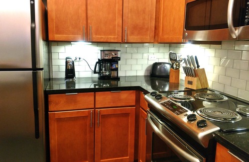 French Quarter Apartment | SPACIOUS 1B/1B FULLY outfitted! Send MSG for MO. DISCOUNT! Garage PARK. avail!