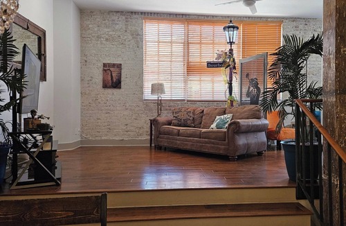 French Quarter Apartment | SPACIOUS 1B/1B FULLY outfitted! Send MSG for MO. DISCOUNT! Garage PARK. avail!