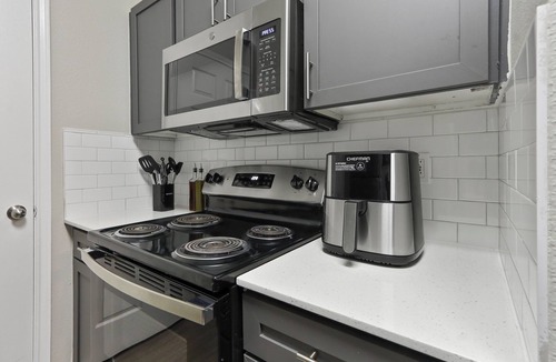 George Bush Park/Eldridge Apartment | Spacious 3-bedroom apartment - Close to Food and Fun!
