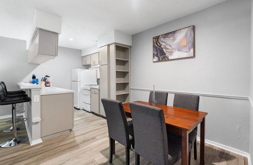 North University Apartment | Spacious 3BR/2BA next to UT 6978