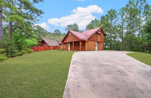 Collins House | Spacious 3BR Modern Cabin – Walk to Waterpark!