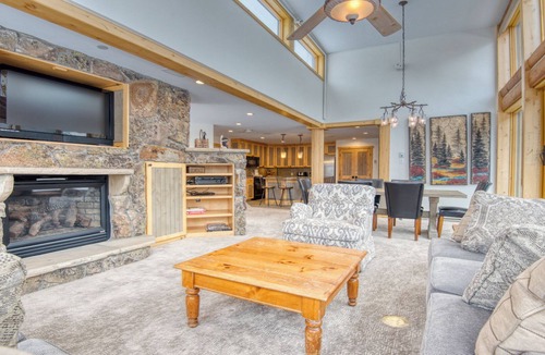 Vail Condo | Spacious 3BR Mountain Lodge Stone Fireplace Vaulted Ceilings & Mountain View