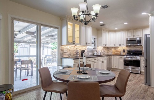 Converse House | Spacious - 4 bedrm, 2 bath, pool, hot tub near Randolph AFB in San Antonio!