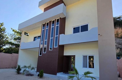 Flores House | Spacious 4-bedroom house close lovely island Flores with AC " Selva Maya Stay"