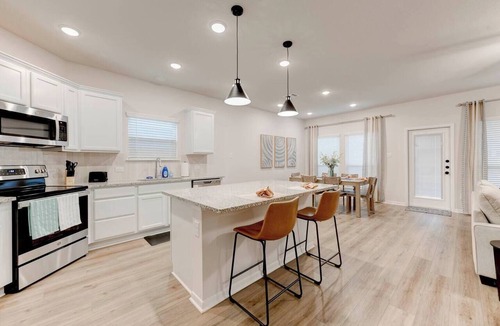 Temple Apartment | Spacious 4 Bedroom House in Temple with 5 Beds