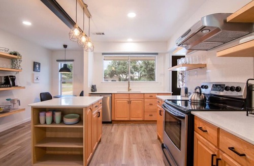 Cedar Park House | Spacious 4 Bedroom with Huge Backyard & Workspaces