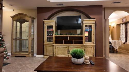 McAllen House | Spacious 4BR 3Baths Near Airport and La Plaza Mall