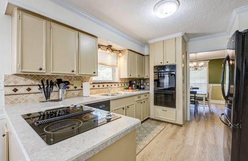 Shenandoah House | Spacious 4BR for Groups - 3 min to Woodlands Mall, Concerts & More!