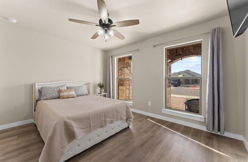 Midland House | Spacious 4BR West Texas Home Sleeps 8 Hot Tub Spa