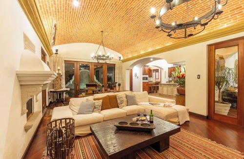 Antigua Guatemala House | Spacious 6-bedroom house with AC, pool and sauna in enchanting Antigua Guatemala