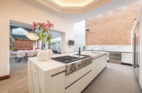 Antigua Guatemala House | Spacious 7-bedroom house in lovely Antigua Guatemala with AC