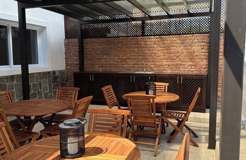 Zona 10 House | Spacious and convenient 7-bedroom house in charming Ciudad de Guatemala