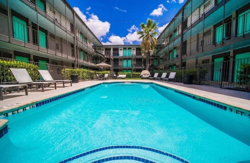 Riverside Apartment | Spacious and Fun King Bed 2BR, 5 Min to DT w/pool