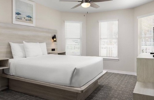 Galveston Hotel | Spacious Beach Resort Stay w/ Full Kitchen, Dining & Sports Courts!