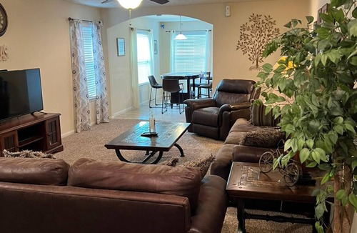 Central Southwest House | Spacious Comfortable Vacation Rental for your Family/Company Stay!