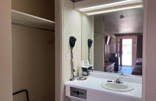 Mathis Hotel | Spacious Double Room w/Parking Near Lake Corpus Christi Adventures