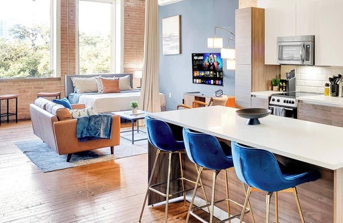 Downtown Dallas Apartment | Spacious Downtown Loft I Walk to Conv Ctr I parking