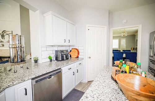 Sugar Land House | Spacious & Elegant 3BR Guest House in Sugar Land w/Prime Location & Security