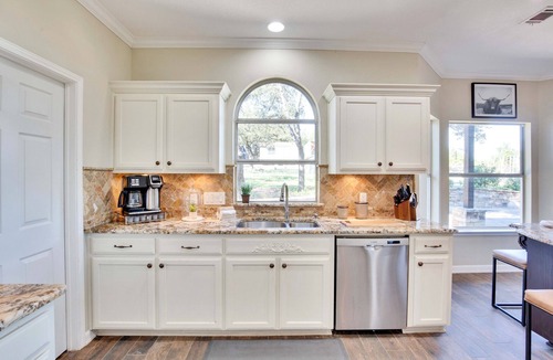 West Cave Estates House | Spacious Estate on Several Acres Sleeps 12 Hot Tub Minutes From Downtown DS!