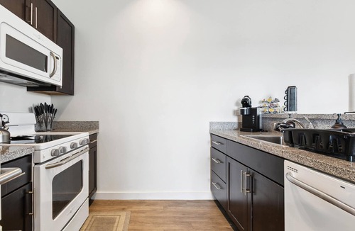 Baton Rouge Apartment | Spacious High-Rise in Downtown