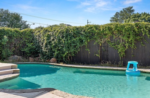 Lake Highlands House | Spacious Home with Heated Pool & Billiard sleep 18
