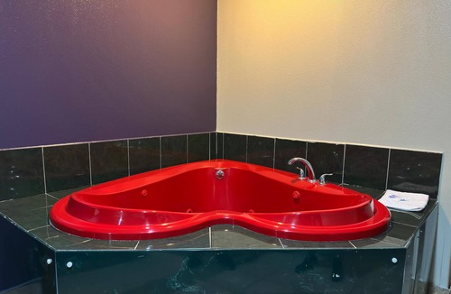 Edinburg Hotel | Spacious hotel suites with one king bedroom and one drawing room with Wi-Fi, AC.