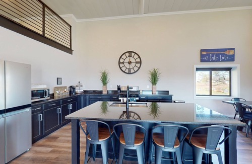 Breckenridge House | Spacious house with private patio with water views & full kitchen