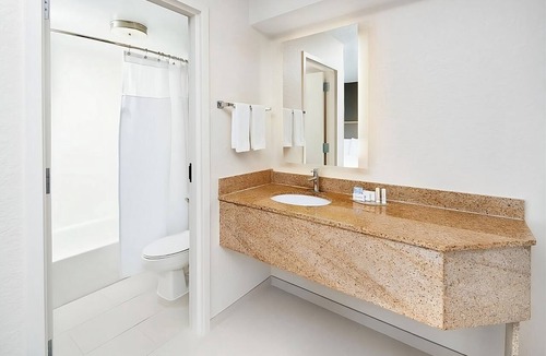 Southeast Houston Hotel | Spacious Houston Suite w/Complimentary Breakfast, Pool Access & Shuttle Service