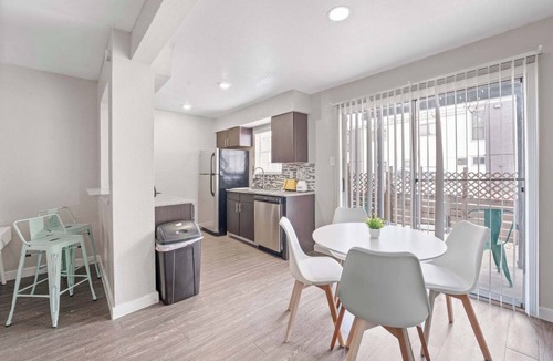 Riverside Apartment | Spacious King Bed 2BR Suite, 5 Min to DT w/pool