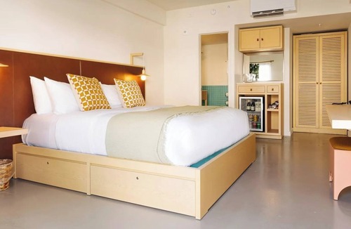 San Jacinto Hotel | Spacious King Room by Pool Patio & Rooftop Lounge Near Galveston Seawall