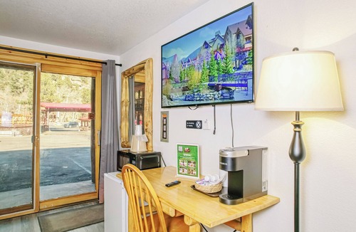 Estes Park Hotel | Spacious Lower-Level Hotel Queen and Full-size beds with Views 108-110