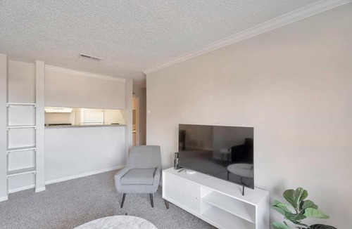 Midland House | Spacious Midland Getaway with Balcony