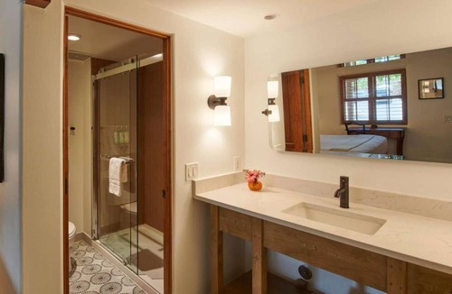 Downtown Santa Fe Hotel | Spacious Queen Bed | Pet friendly & Free Breakfast