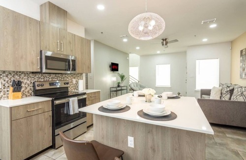 Edinburg Villa | ✅ Spacious Quiet Luxury Home Fast WiFi King Beds ✅