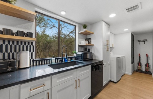 Barton Hills House | Spacious Retreat Near Downtown