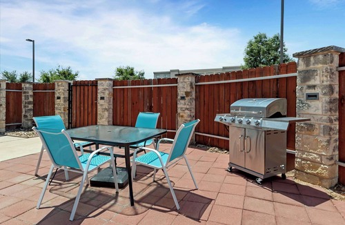 Pflugerville Hotel | Spacious Room for Families Near Typhoon Texas Water Park - 2.8 miles