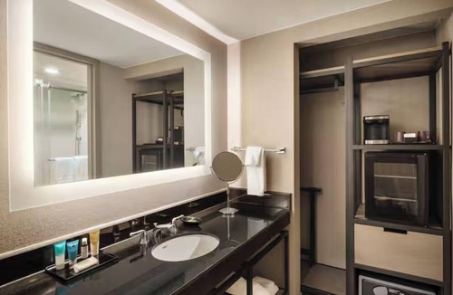 Richardson Hotel | Spacious Room w/Comfortable Bed Near CityLine Lifestyle Complex – 2.4 Miles
