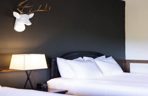 Boerne Hotel | Spacious Room w/Patio | Golf & Live Music | 6 mi to the Hill Country Mil