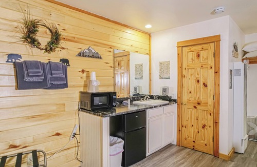 Estes Park Hotel | Spacious Upper-Level Hotel 1 Bedroom 206