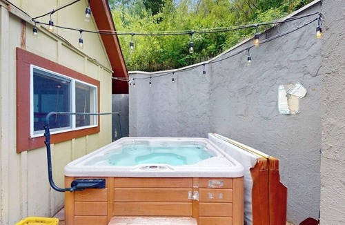 Intermountain Condo | Spacious West Vail condo near shuttle w/shared hot tub, washer/dryer