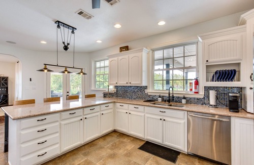 Wills Point Villa | Spacious Wills Point Retreat w/Pool & Pond!