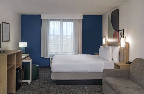 Dupont Hotel | Spark by Hilton Denver International Airport