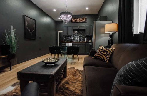 South Broadway Apartment | "Speakeasy Suite" @ ArnoTriplex!