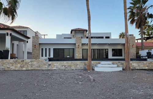 Loreto House | Spectacular Beachfront Hacienda in Loreto with pickleball court