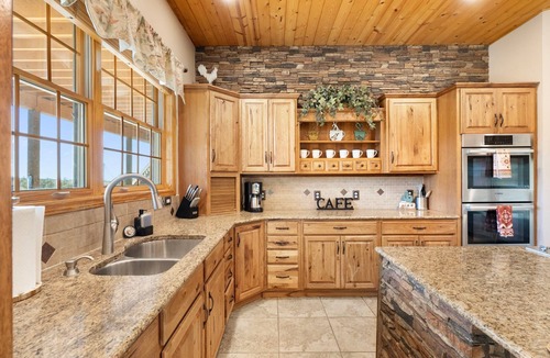 Williamson House | Spectacular Mountain Views | Hot-tub | Games